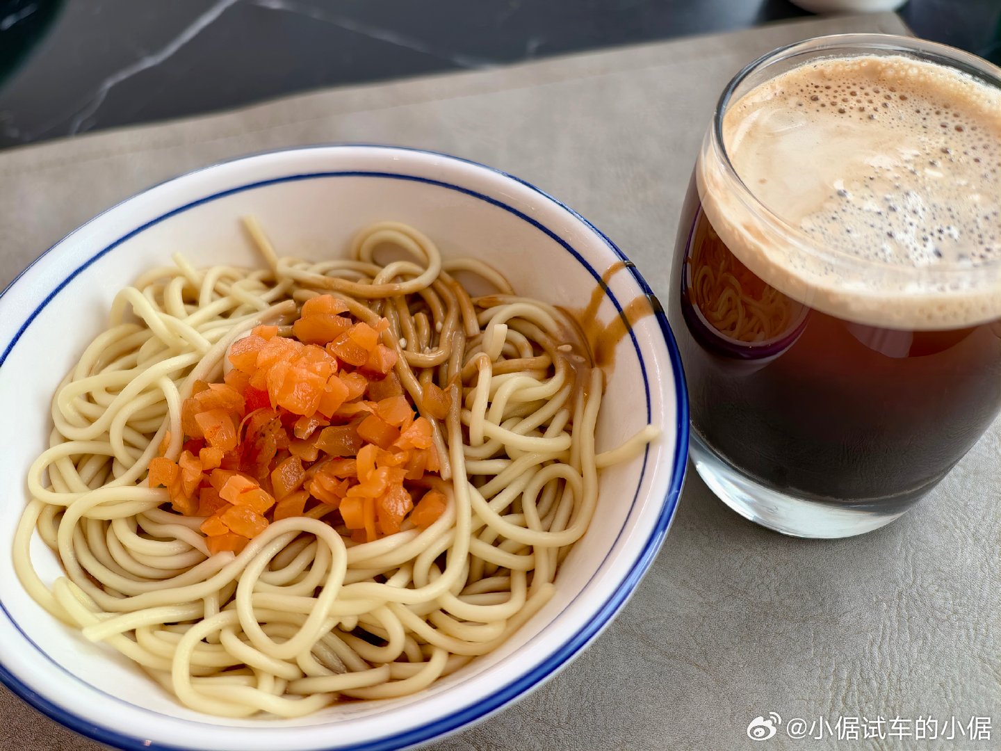 在武汉过早，一份热干面，一份冰浓缩（Iced Espresso）。先加半杯冰，再