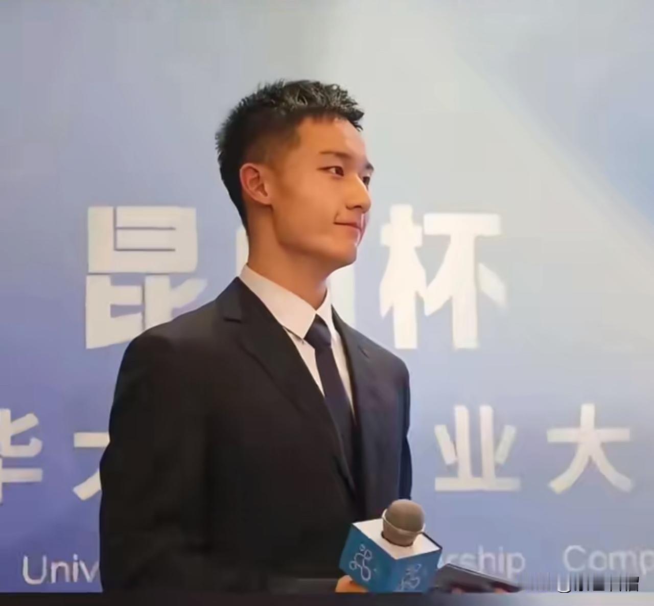 近日，这位名叫陈秀虎的小伙子走红了。
         这简直是个神仙人物啊！这