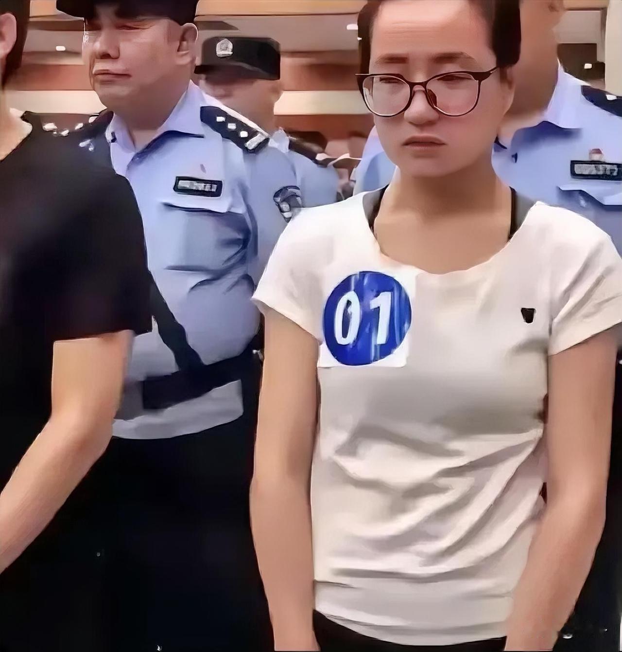 在读硕士正在上课，突然被警方当场逮捕！斯文女学生，竟是黑帮套路贷老大
 
“你看