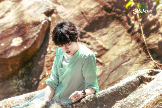 陈奕恒薄荷绿清爽男高 陈奕恒海边随躺治愈感 陈奕恒薄荷绿清爽男高，陈奕恒海边随躺