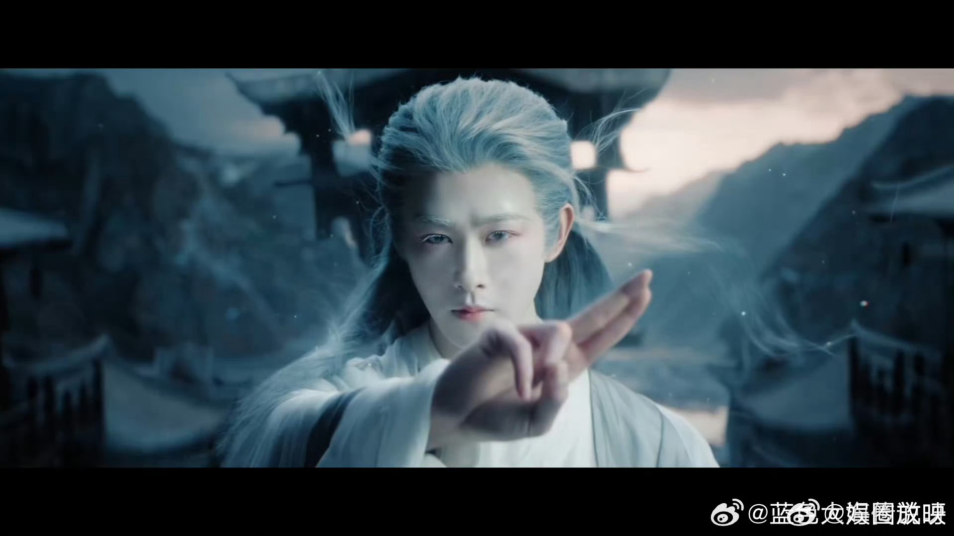 田嘉瑞月鳞打戏月鳞绮纪真的被田嘉瑞这段打戏飒疯了！起手转身一气呵成，力道与飘逸感