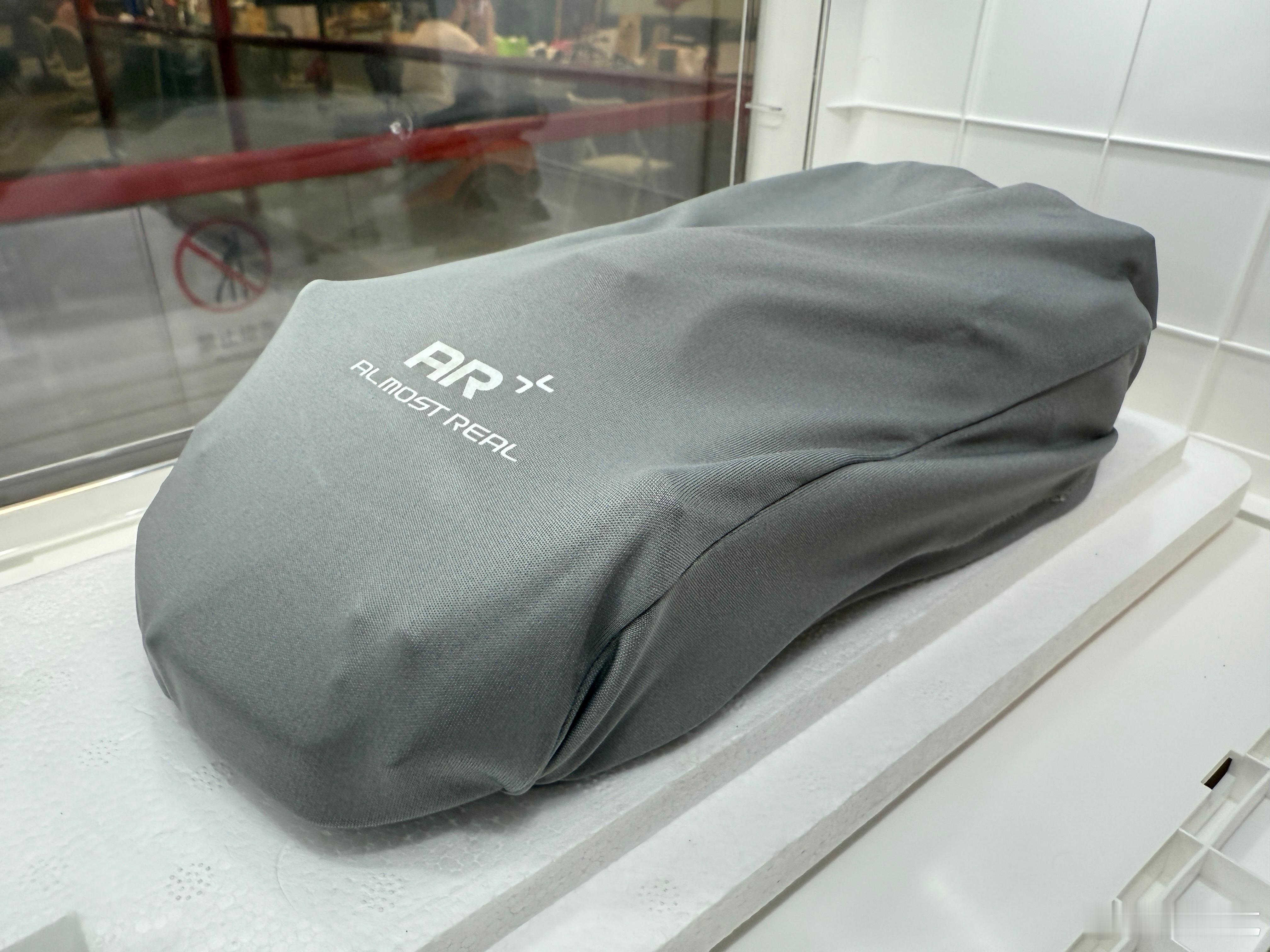 收到了四万大叔 Almost Real品牌出品的，1:18 Zonda Cinq
