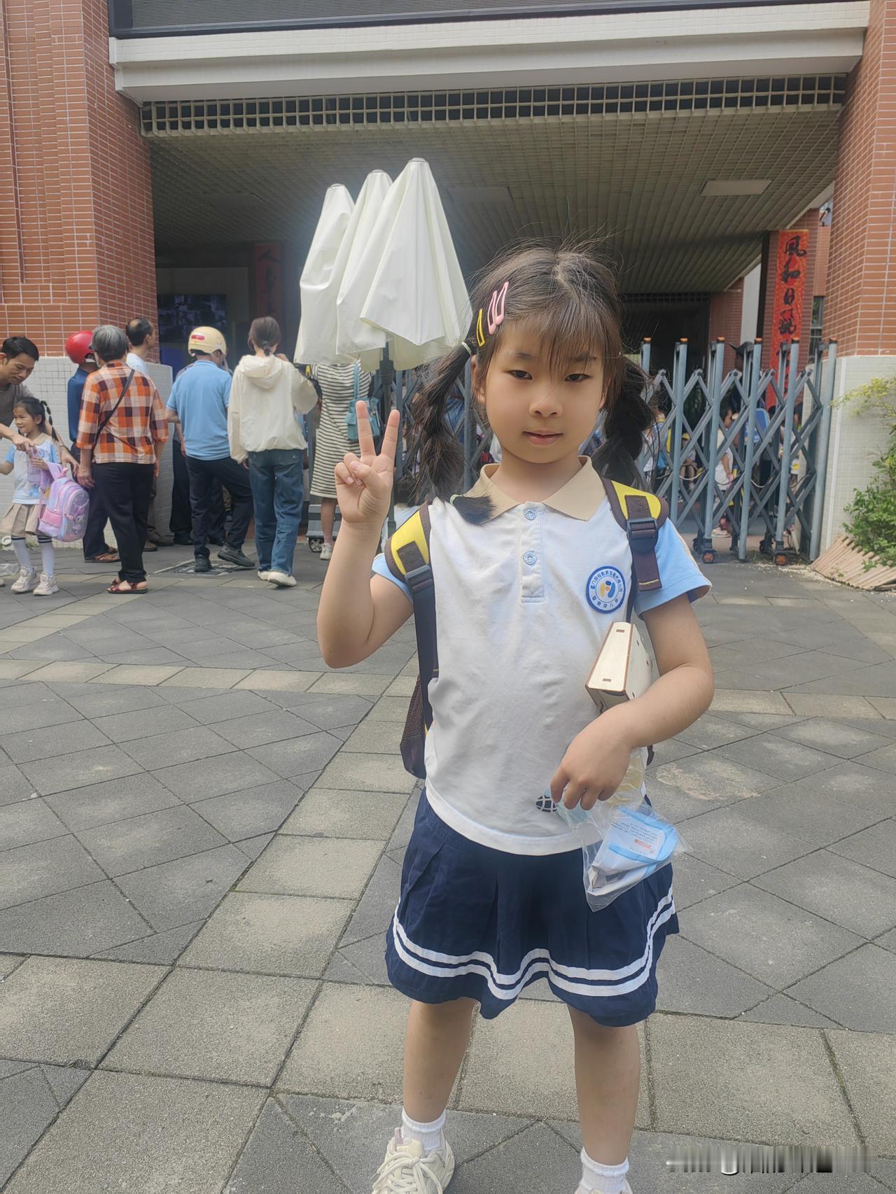 厦门气象馆春游游记
 
春日的阳光温柔地洒在厦门的街道上，今天，我和大二班的小伙