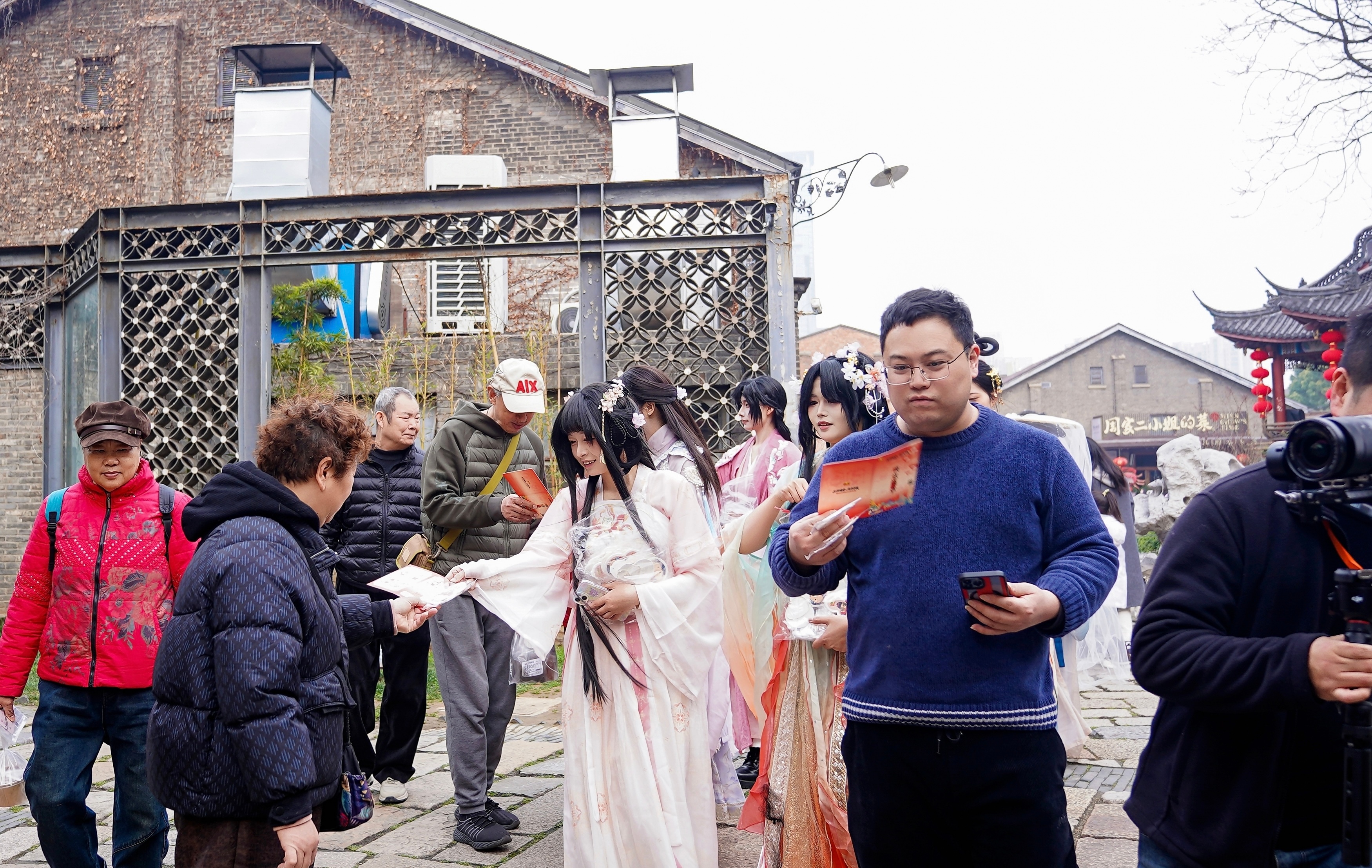 隔着屏幕我都闻到酸味了品恒顺香祈年年顺西津渡祈顺之旅香气四溢，醇香萦绕整条古街。