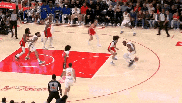 中投的神！勇士真该召回杜兰特的！
在今天NBA常规赛火箭对阵奇才的第一节比赛中，