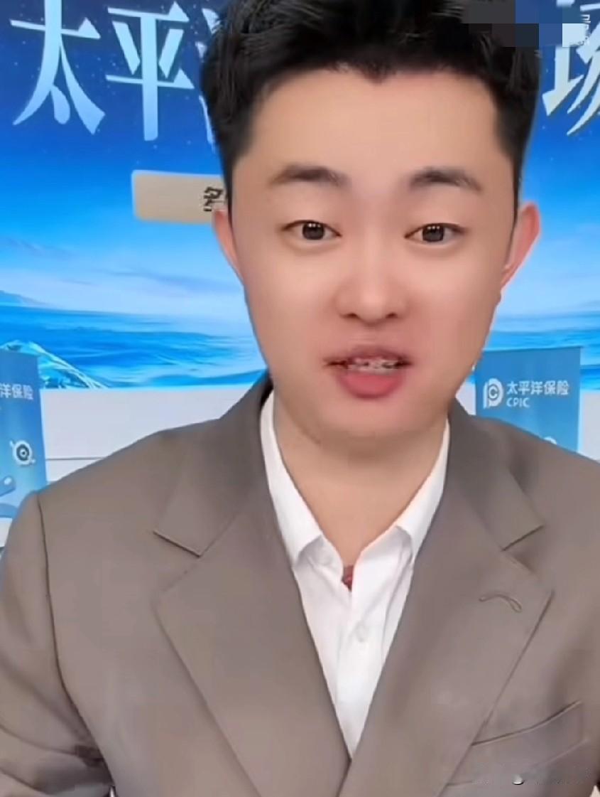 822女粉丝给巴扎黑取名“国民老公”
都在直播间喊老公，巴扎黑说直播间所有女人都