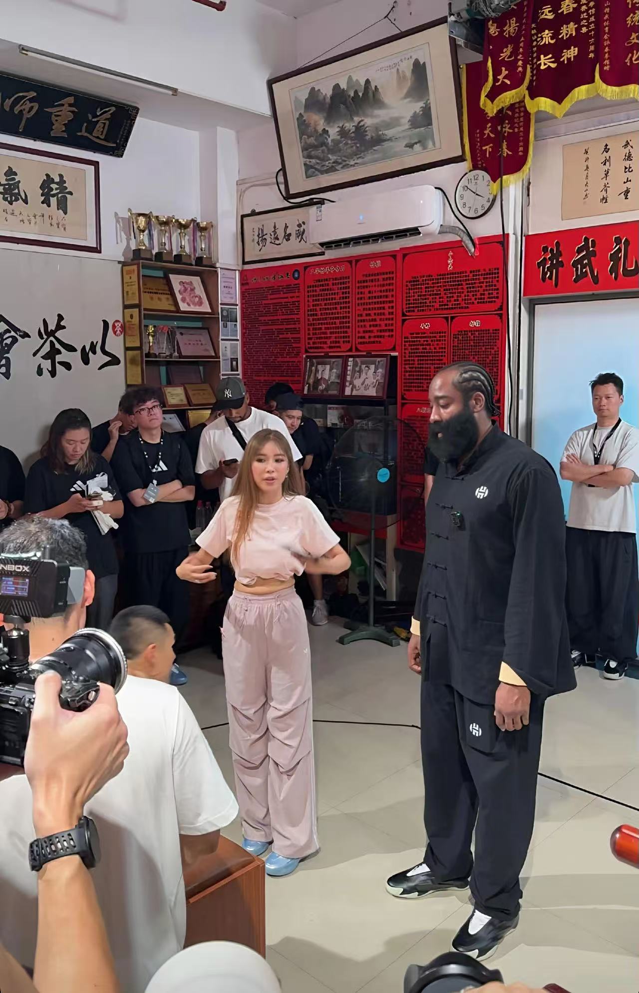唐装安排上了，登哥每次来都那么接地气[哈哈]哈登穿唐装打咏春 ​​​