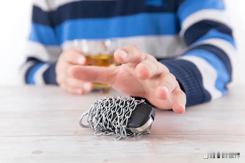 不吸烟、不喝酒真能长寿吗？这事儿还挺复杂。
确实，抽烟喝酒是很多健康问题的风险因