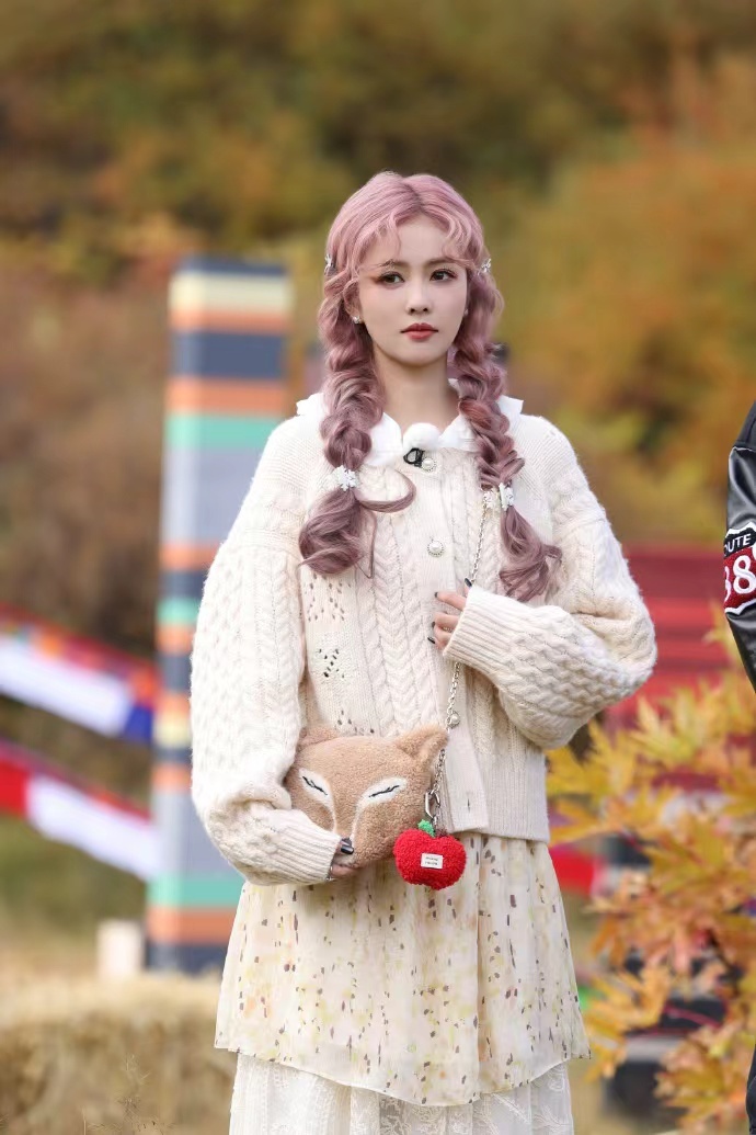 白鹿旅游搭子准备就绪，白鹿奔跑吧剧照来啦，旅游搭子准备就绪，今晚开启天路之旅啦~