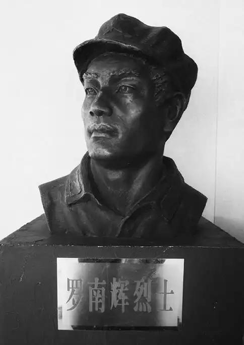 1930年，罗南辉去万县接头，被敌人抓住了。被捕后，他没按常理出牌。敌人问他是不