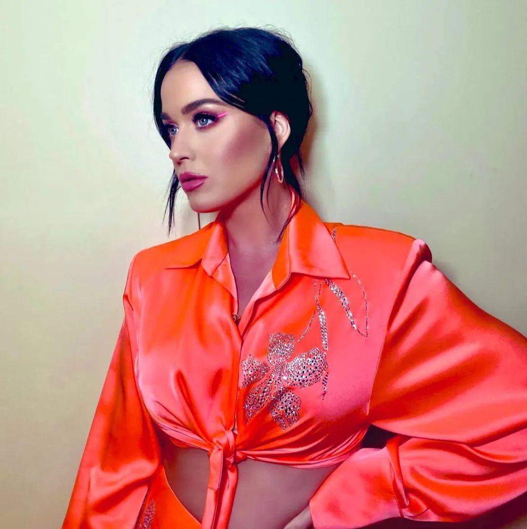 过去24小时，Katy Perry凭借惊艳表现登顶全球趋势，成为讨论量第一的明星