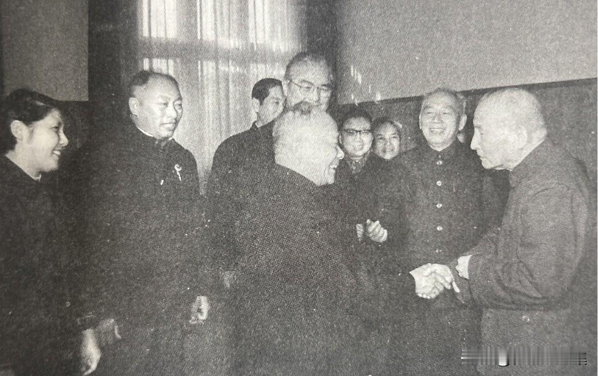 1982年12月2日，陈云同出席五届人大五次会议的上海代表团部分代表在一起。握手