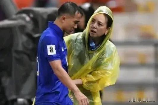 真是烟雾弹？此前被各大媒体爆出的颂克拉辛因腹股沟拉伤将缺席世预赛恐怕是假消息。
