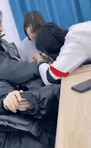 一张图片引发了不少讨论：三个女孩在戏弄一个小男孩，而小男孩似乎还挺开心。如果换成