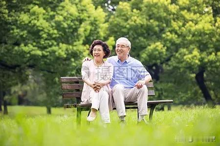 还是多陪陪老伴吧！

因为都已经进入古稀之年。生活的风霜、岁月的打磨，让两个人相