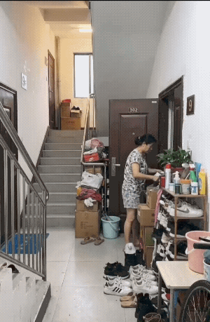 女子的话，逻辑强大，“空着也是空着，放点东西怎么了？”
楼道空着也是空着，让她占