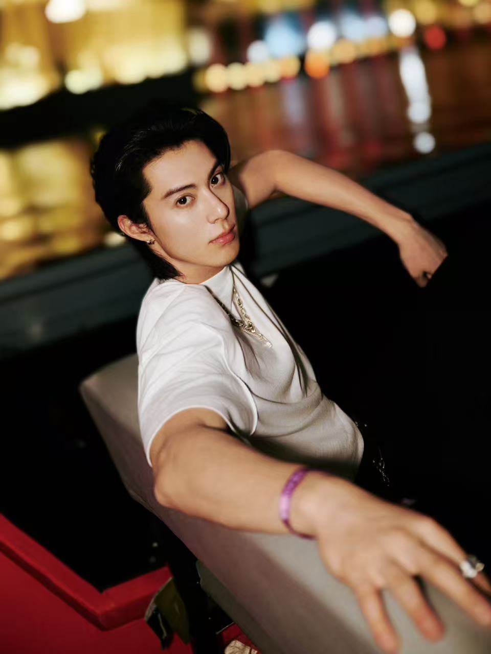 王鹤棣开工营业 王鹤棣开工营业照，接收到帅气随拍啦，气场好强的棣棣，一切顺利[哇