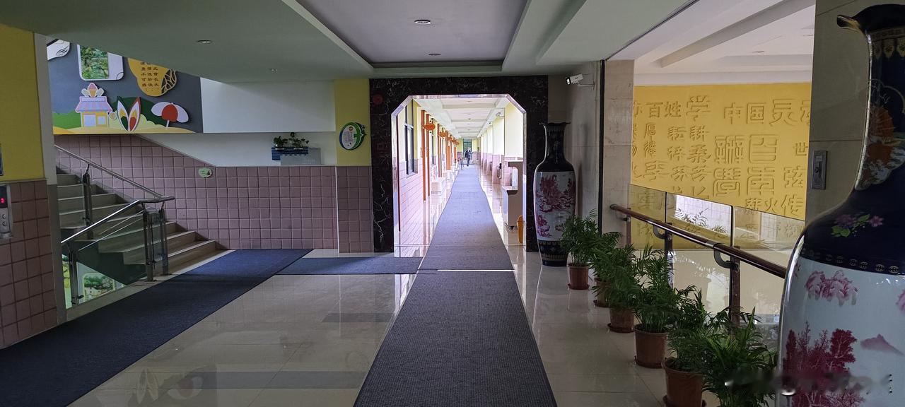 你觉得中年人的压力主要来自哪里上有老下有小，自己的工作又难保。