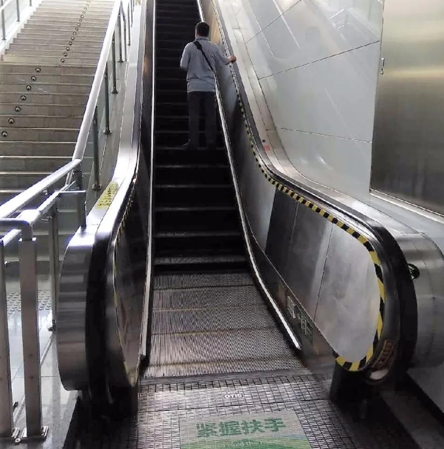  你们坐扶梯把扶手吗？佩服那些出地铁，然后乘坐扶梯不把扶梯手的人，平衡能力真的太