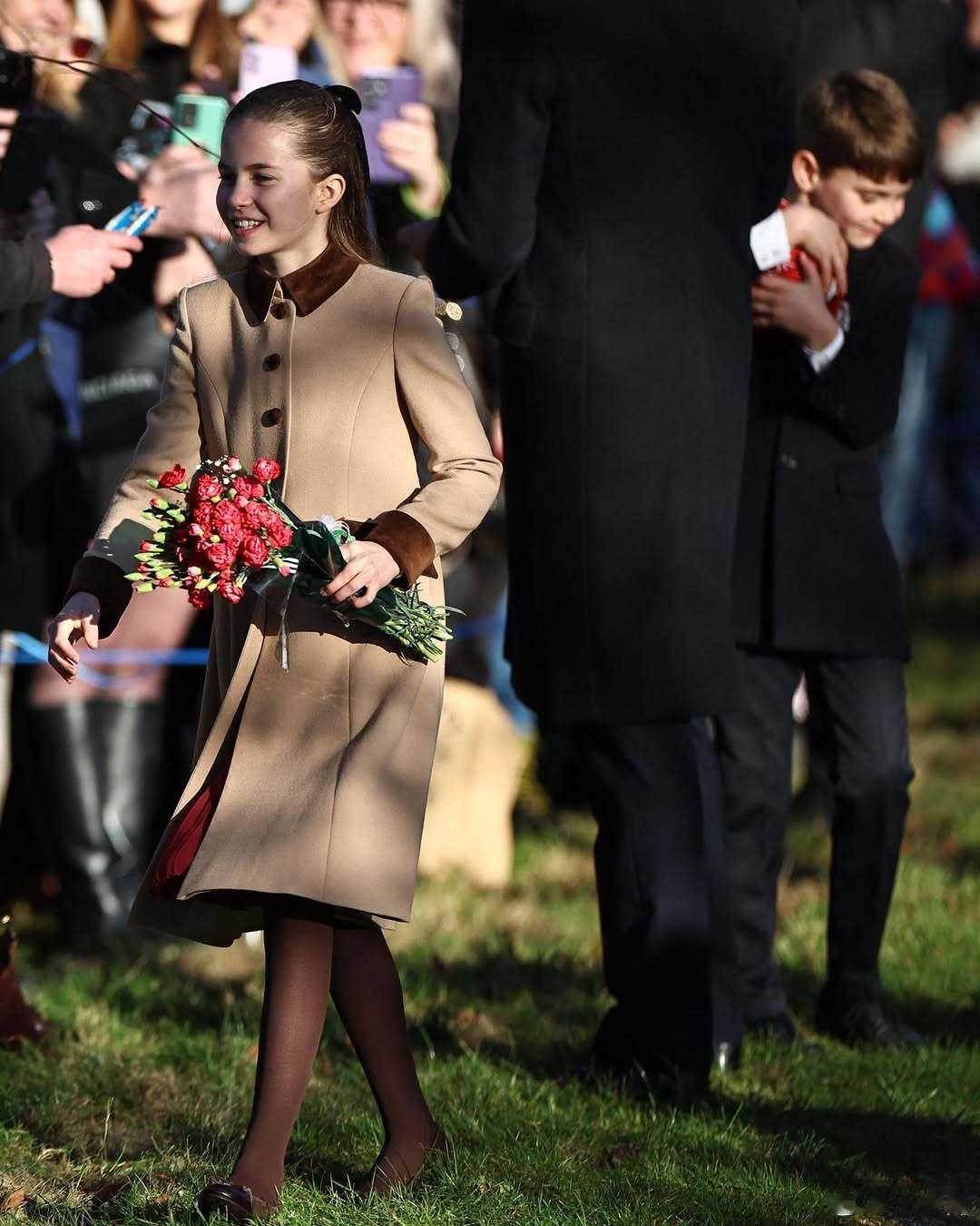 英国王室🇬🇧🎄 12月25日，威尔士亲王威廉、威尔士王妃凯瑟琳、乔治王子、