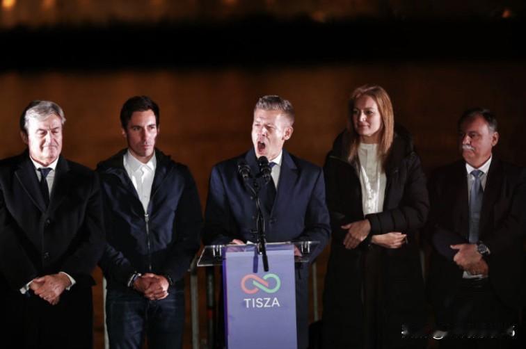 匈牙利大选已尘埃落定，欧尔班16年的政治生涯告一段落了，而这一刻除了匈牙利赢得大