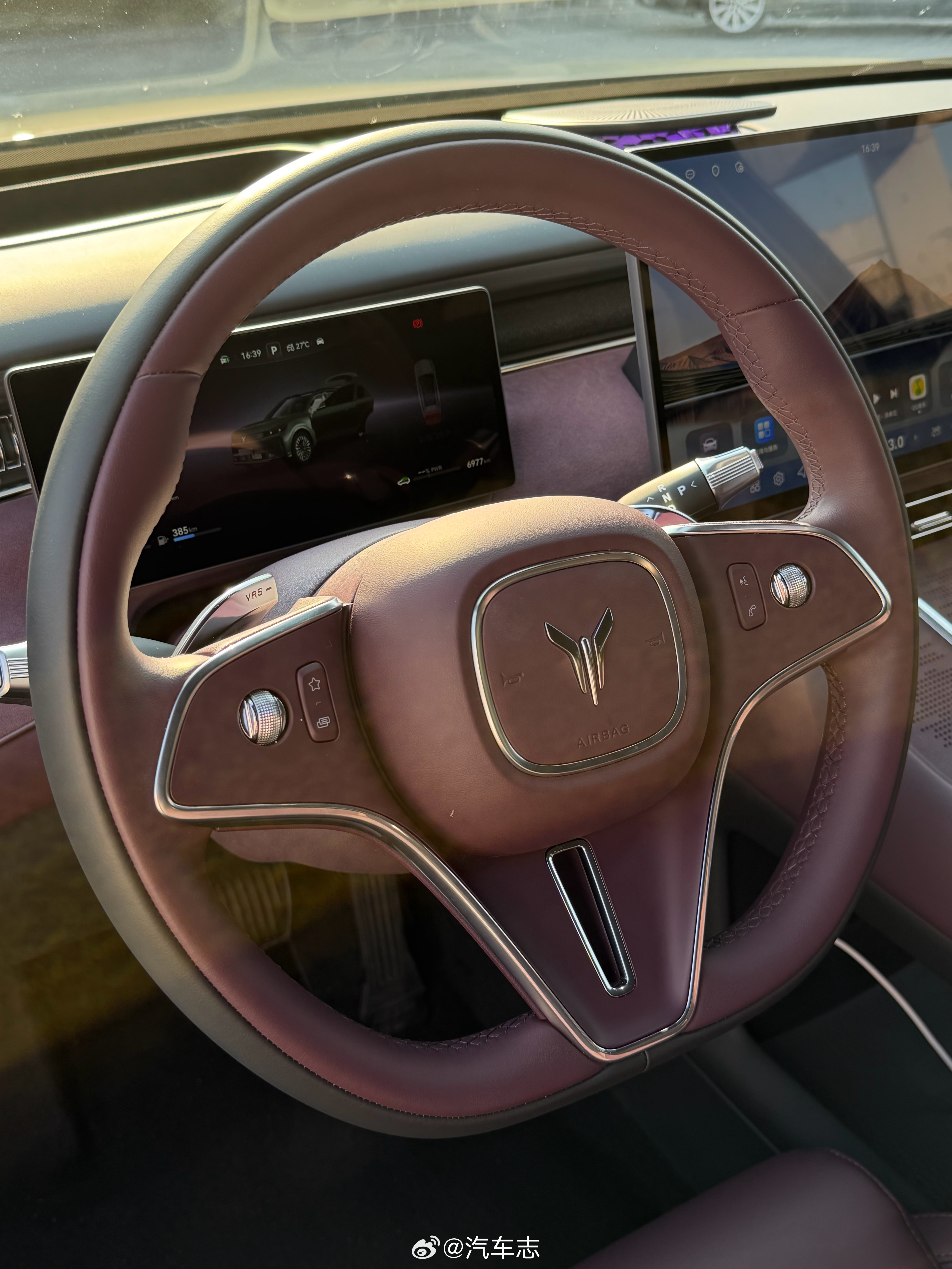 岚图小质感和细节做得越来越好～大面积皮质和翻毛皮包裹，触感很不错，金属音响罩，内