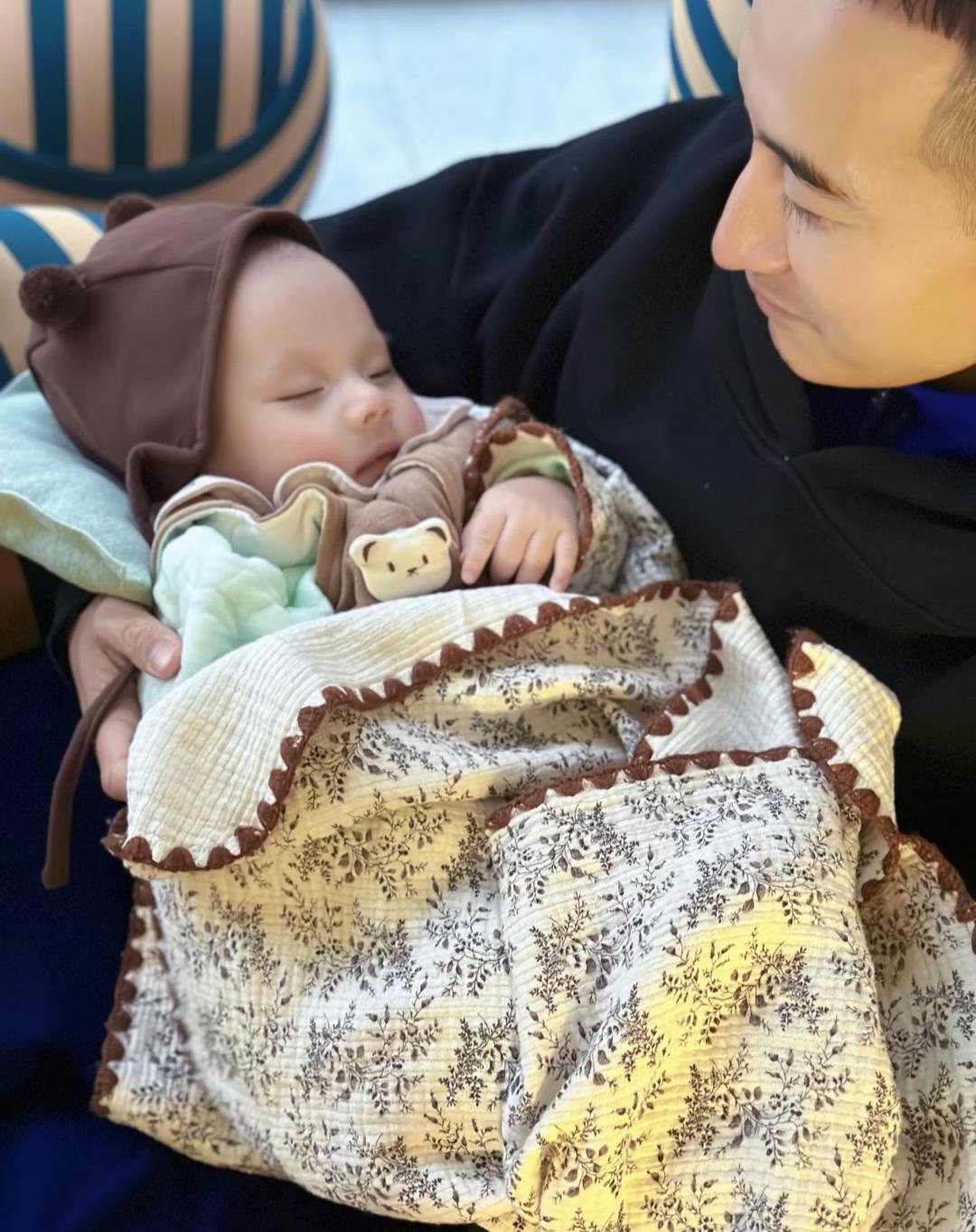 消防员丈夫在执行任务的时候不幸牺牲了，妻子因伤心过度也走了。留下一个8个月的宝宝