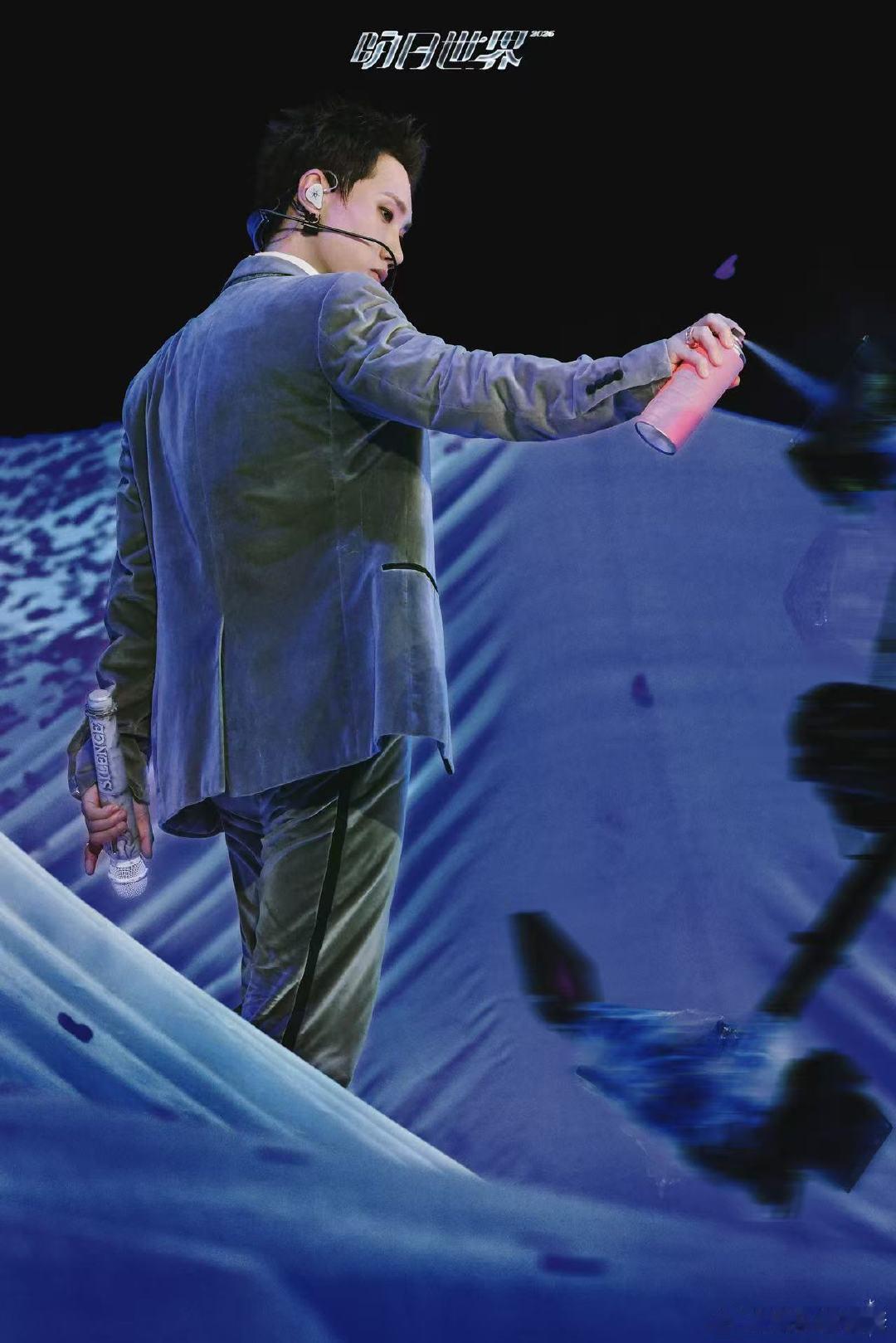 汪苏泷七夕演唱会比了个七七夕专属暗号已送达！汪苏泷演唱会比了个七，这一刻，所有奔