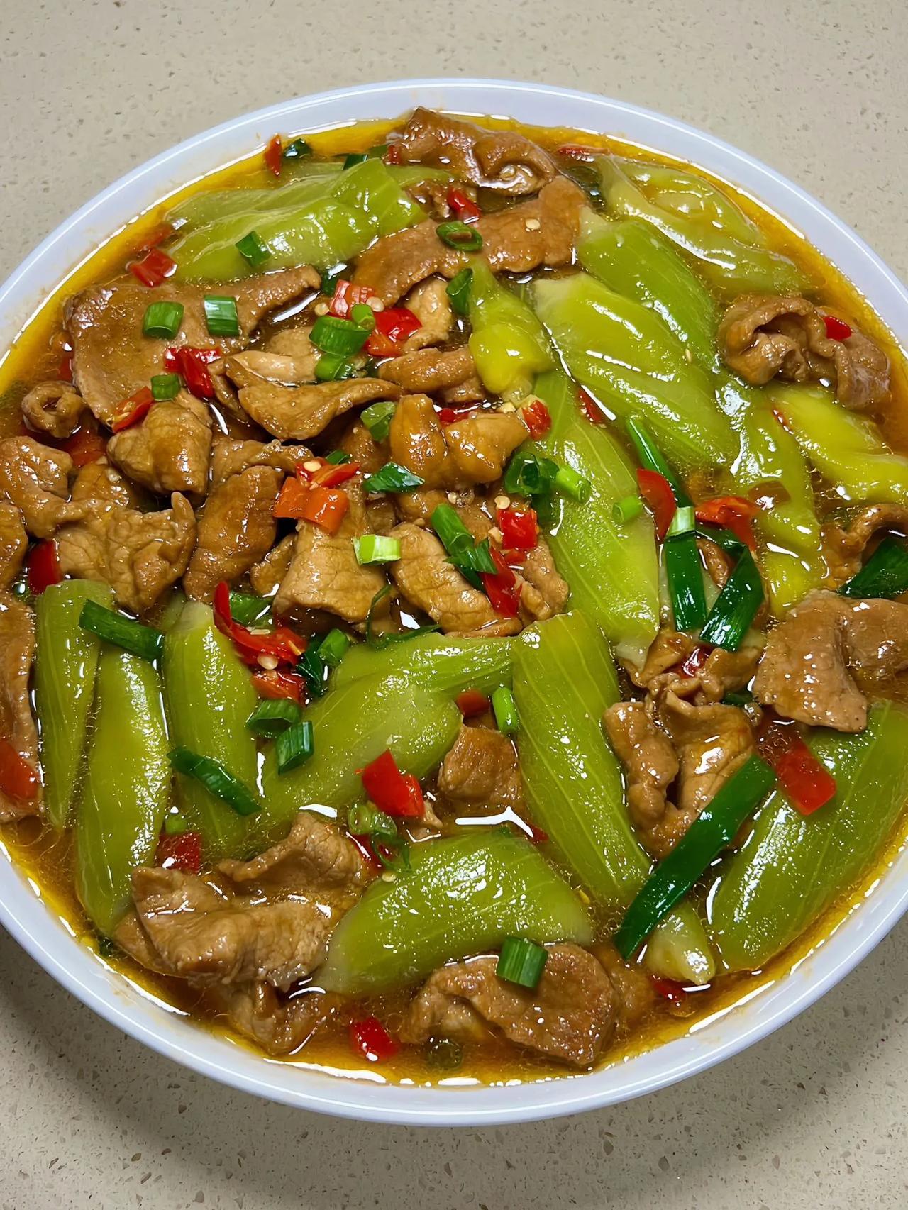 就这个菜拌饭吃真的好绝!
       是好吃又下饭的丝瓜炒肉丝哦!清爽的丝瓜搭