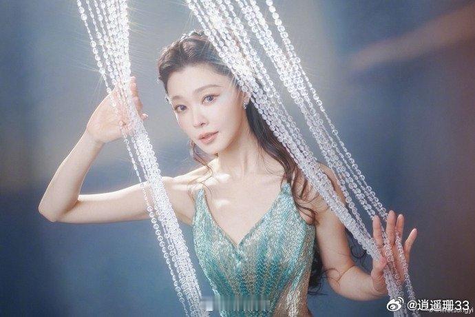 宋轶裙摆叠了几万层 深海人鱼公主上岸了！这身渐变鎏金冰蓝纱裙，裙摆堆叠起数万层细