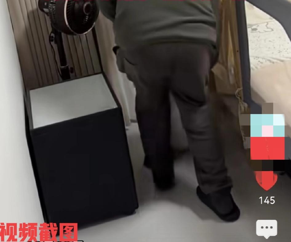山东这些天，冷了，要穿厚衣服。

于是此刻看到有男子开始从床头拖出个蛇皮袋，里面