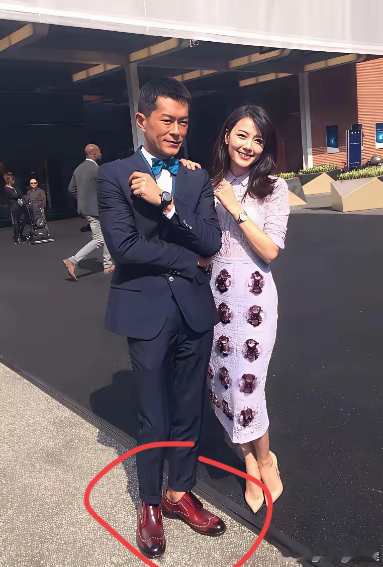古天乐穿的皮鞋不是真皮的吧，颜色看上去都不一样