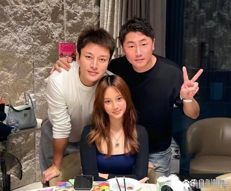 贾乃亮和13岁甜馨聚餐，父女俩脸型五官超像，基因太牛！甜馨棕发打扮成熟，身材发育