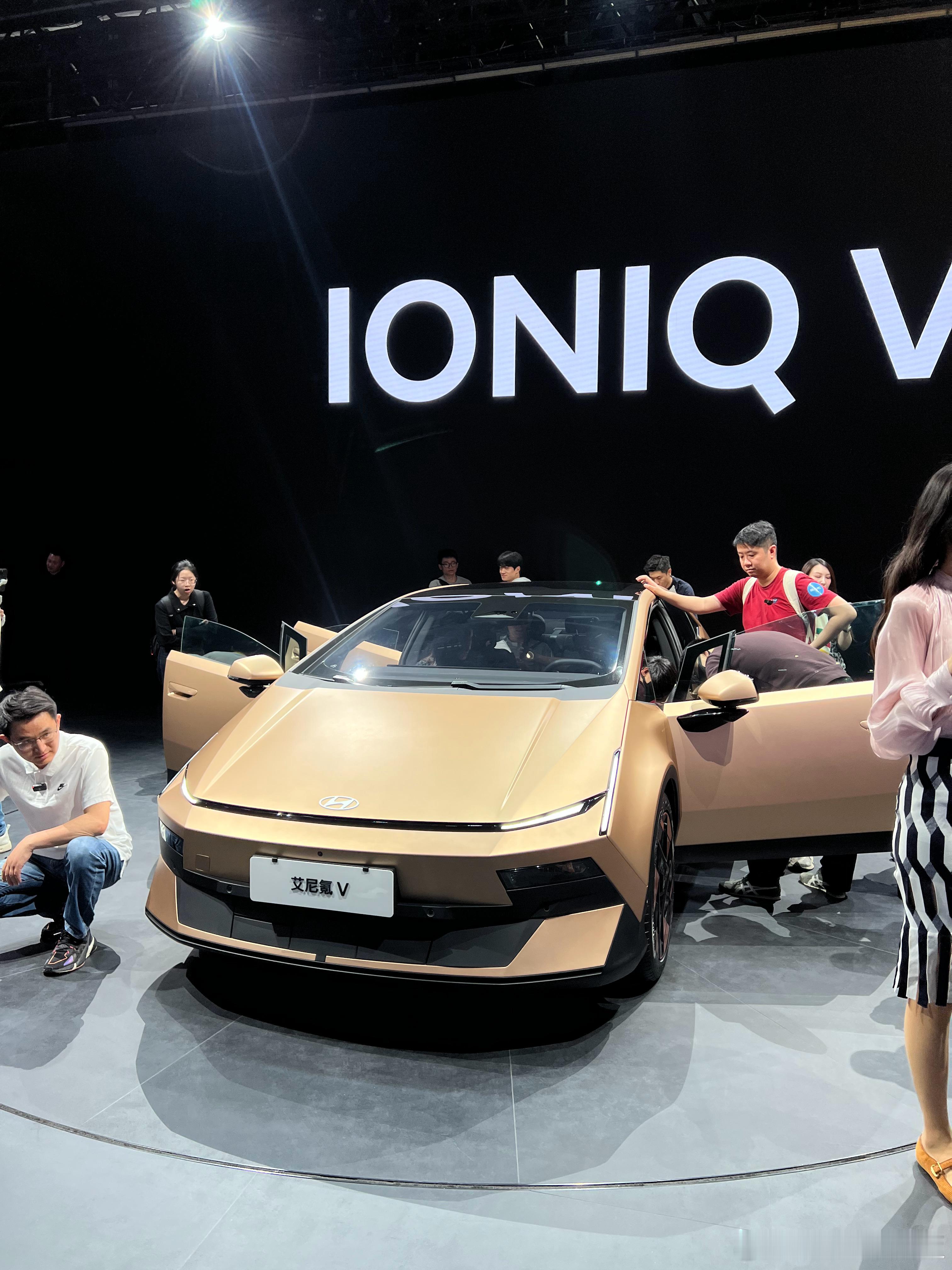 现代新能源车够激进的不看标还以为是兰….宝….艾尼氪V（金星）呢 北京·中国国际