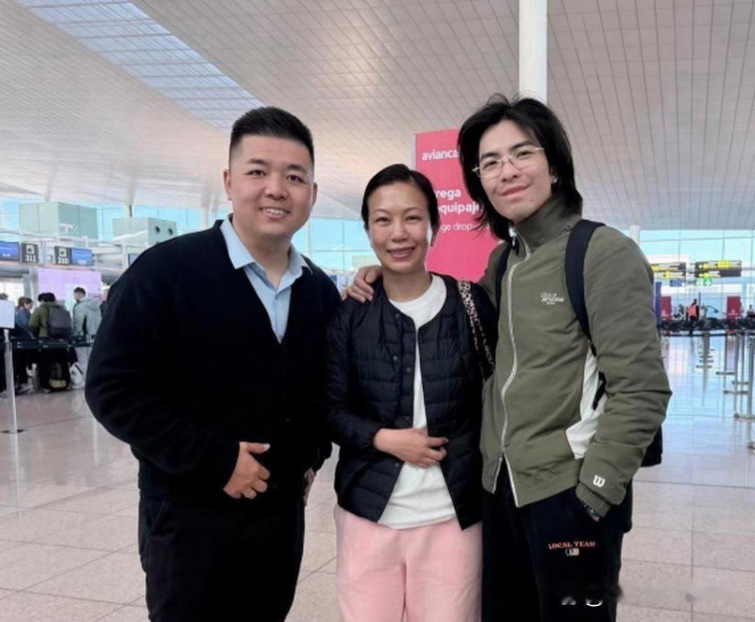 39岁萧敬腾携妻子林有慧现身巴塞罗那街头，长发素颜身形清瘦，真人颜值普通，甚至不