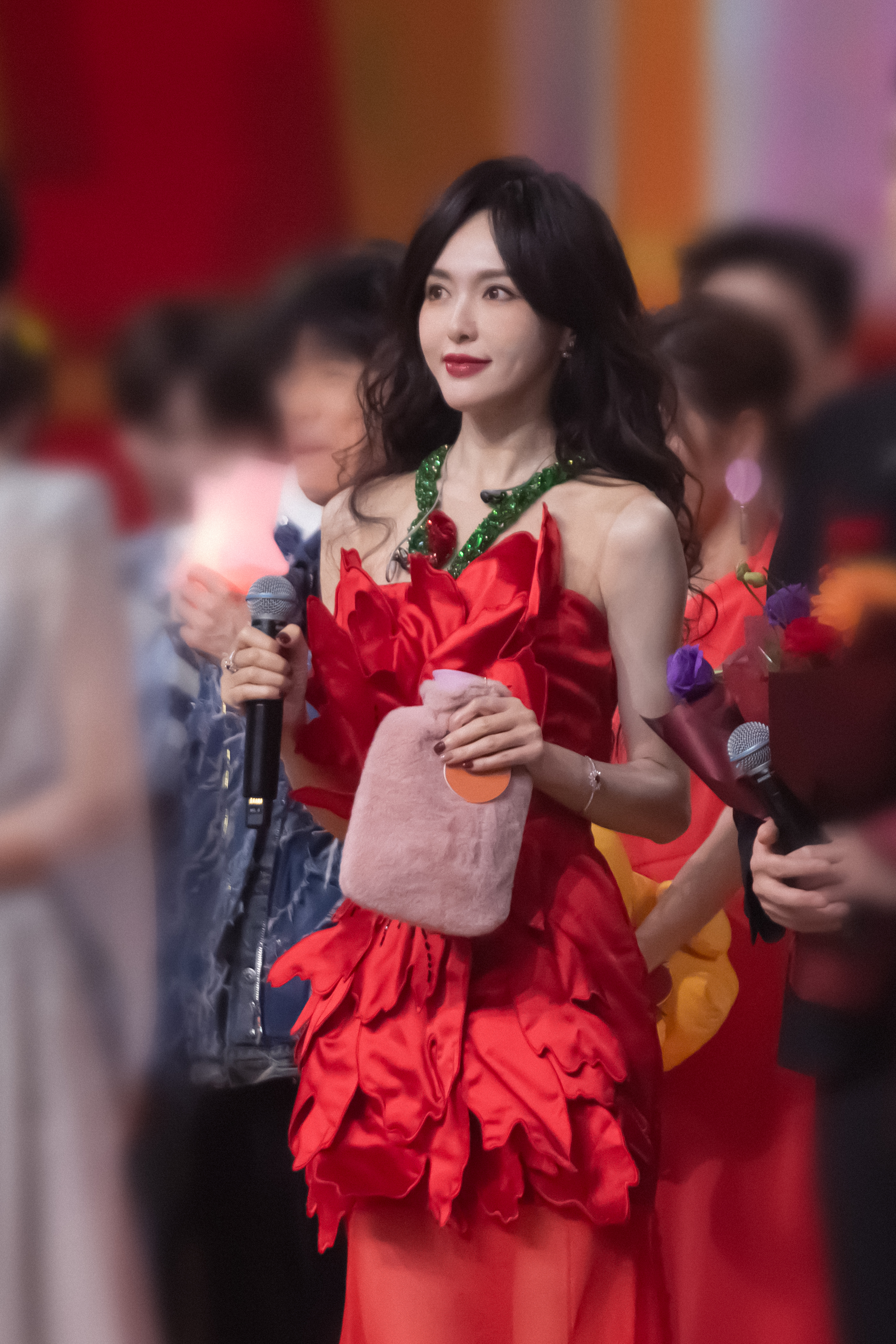#唐嫣汪小姐# 「汪小姐出差中」蓦然回首，明珠依旧，二〇二四，繁花绽放[送花花]