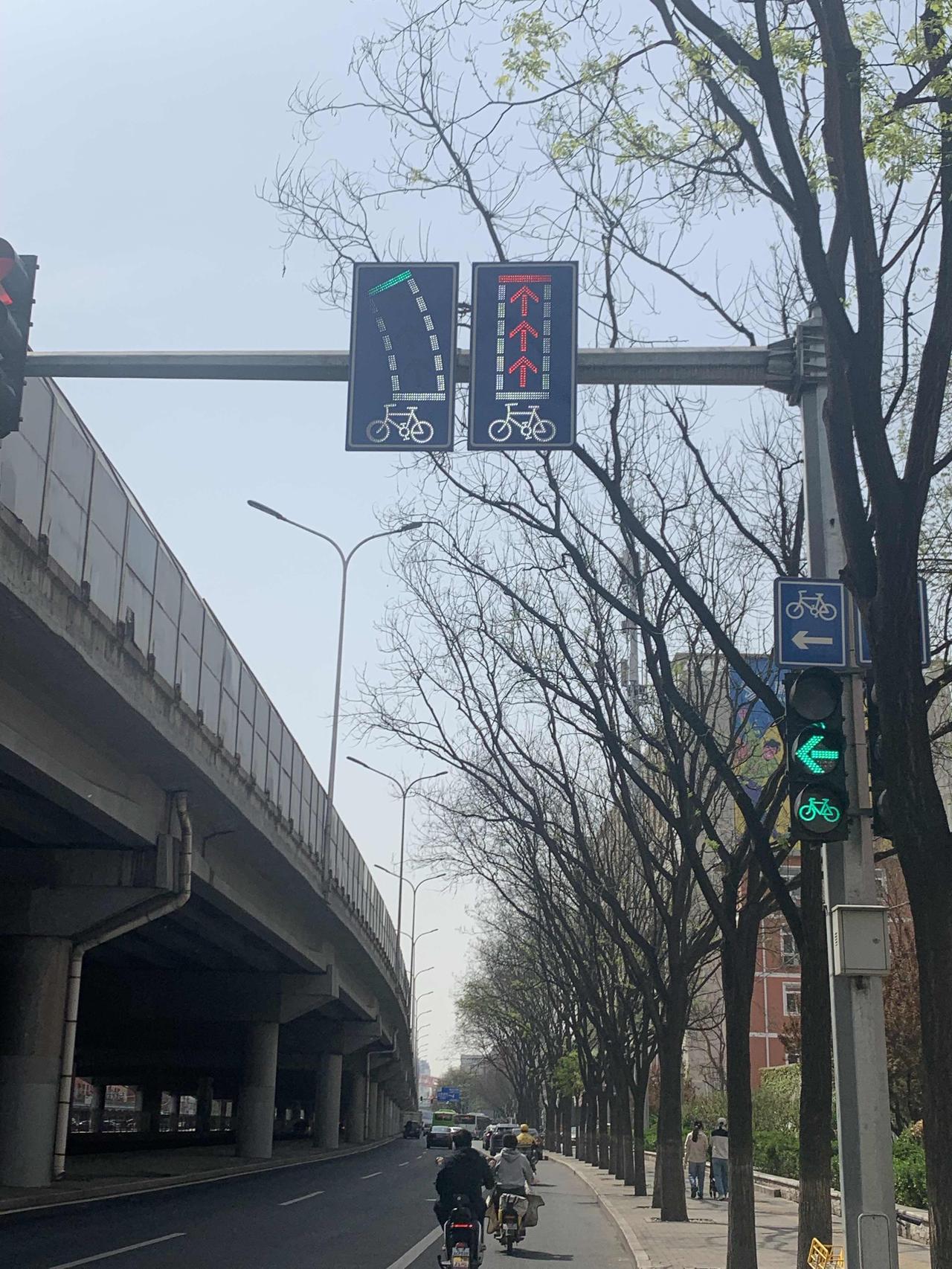 是我平时没注意看还是少见多怪？丰台马路上啥时安装了这样的交通指示牌啊？真不错，一