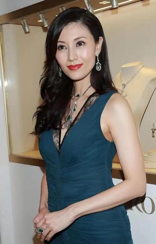 李嘉欣嫁入香港豪门后，还回头找刘銮雄要爱马仕包包，原因可能是买不起。
她公公徐世