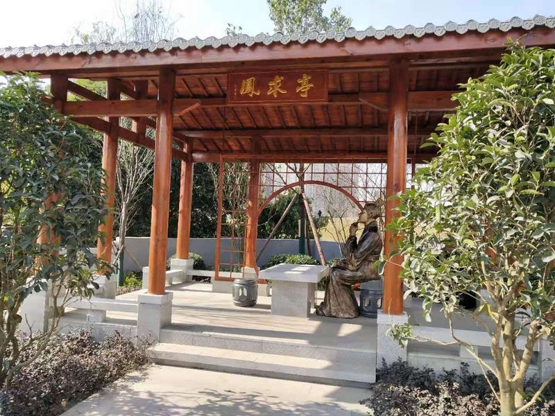 还有锦江绿道桥，现代简约风，夜晚灯光美，周边有绿植和休闲设施，是市民健身散步好去