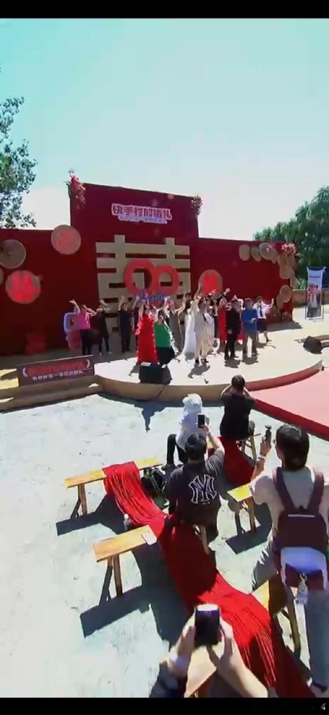 心雨鸵鸟为银发老人补办集体婚礼心雨鸵鸟婚礼一场充满善意与浪漫的盛会，心雨鸵鸟集体