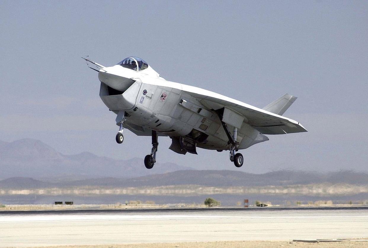 X-32B是波音公司为JSF计划研制的短距起飞/垂直降落型（STOVL）验证机，