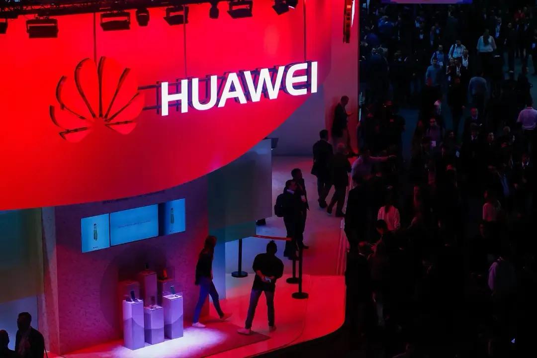 国内手机品牌的局势变化，要从2019年，华为被极限制裁说起。
苹果吃下了华为让出