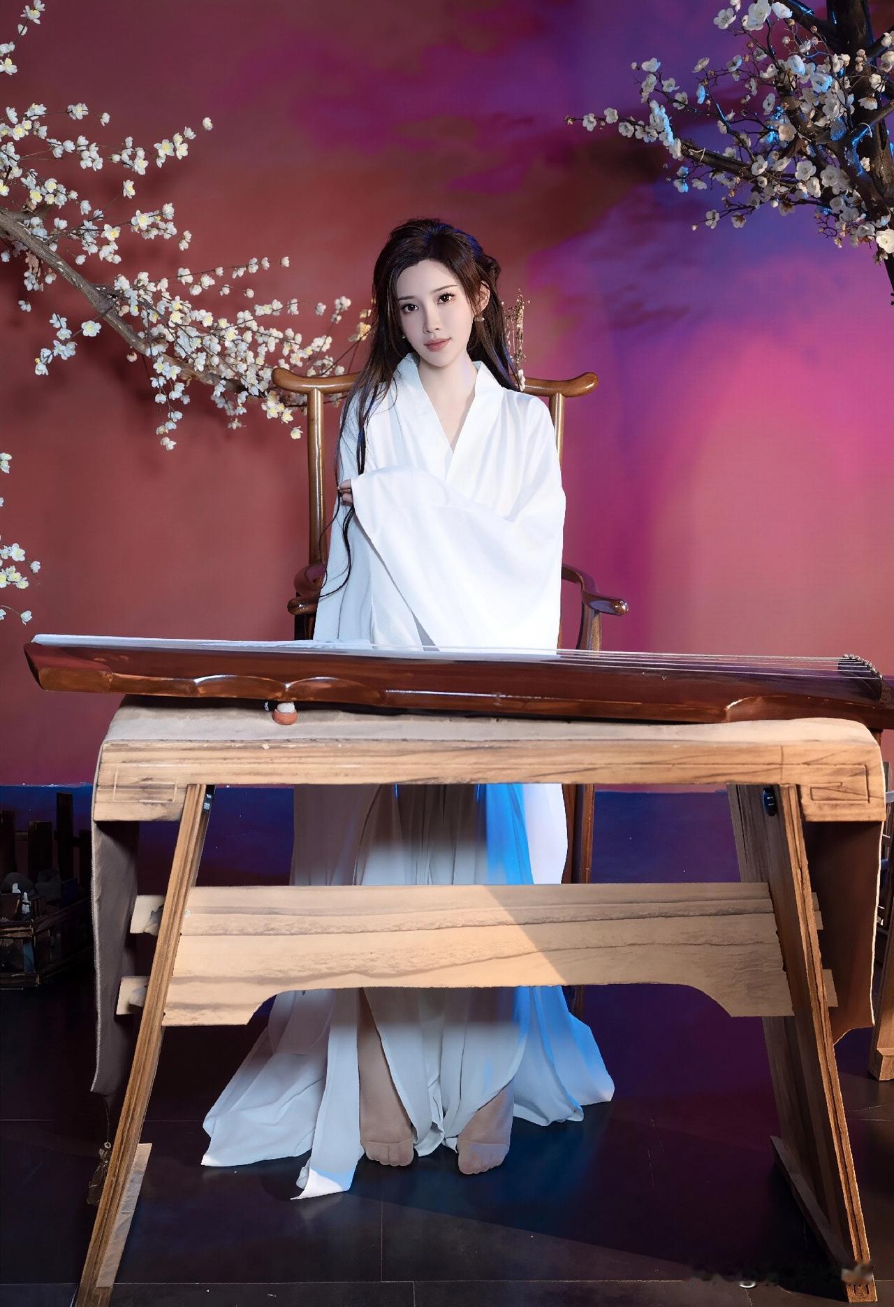 琴韵绕指，花影入画。你觉得汉服好看吗？