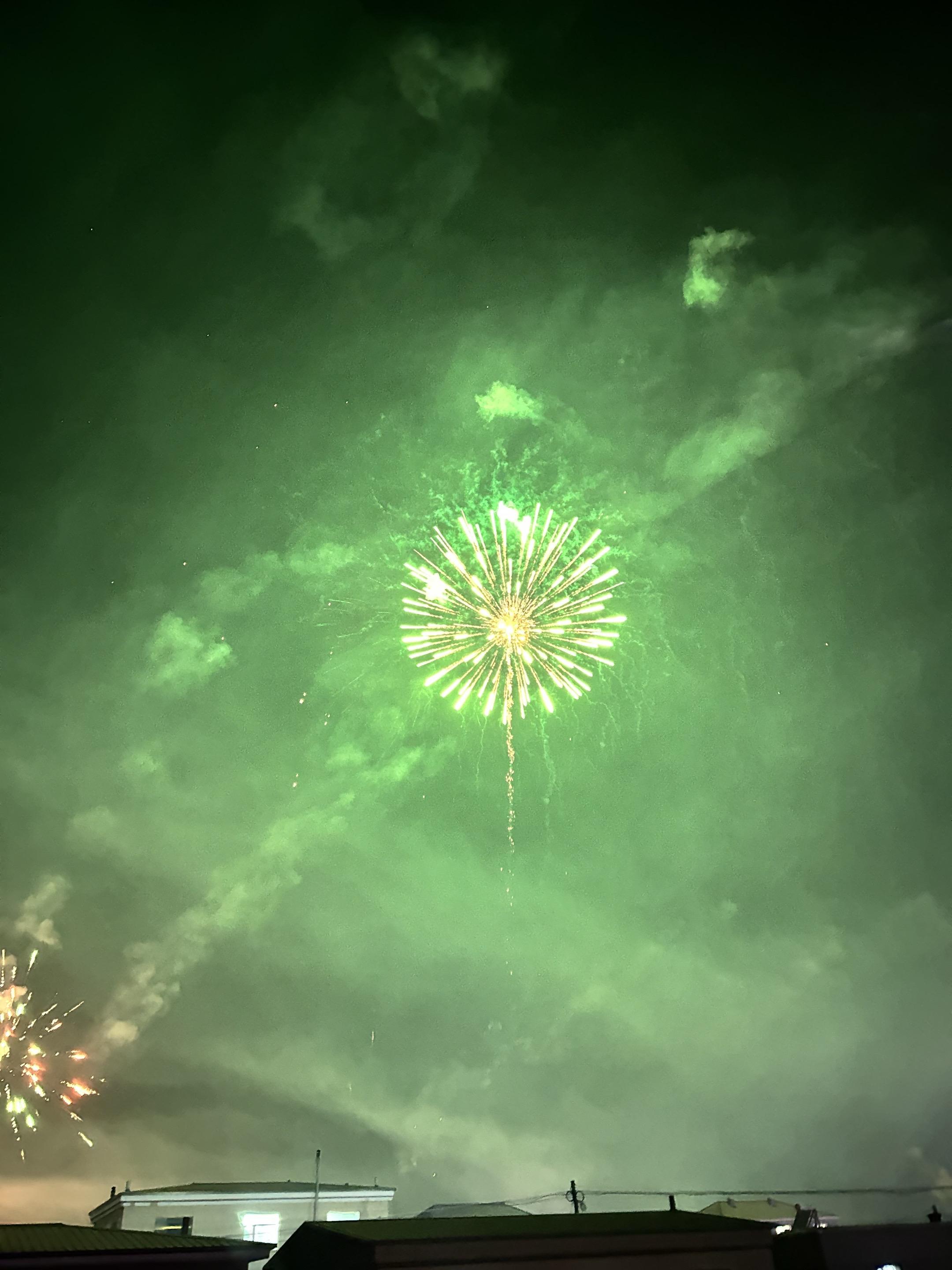 《鲜柠》豪门贵公子vs 清冷女制片，男主暗恋成真，女主是非常优秀的制片...