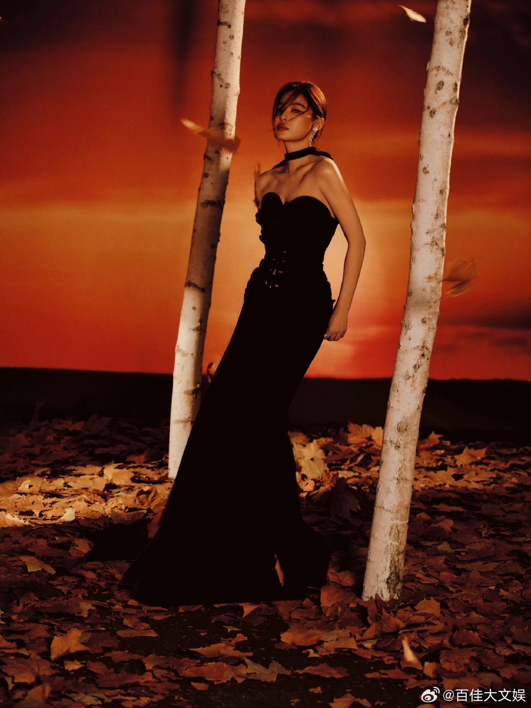 辛芷蕾微博之夜妆造谁能拒绝辛芷蕾的黑裙杀！微博之夜这套造型把“氛围感美人”焊在身