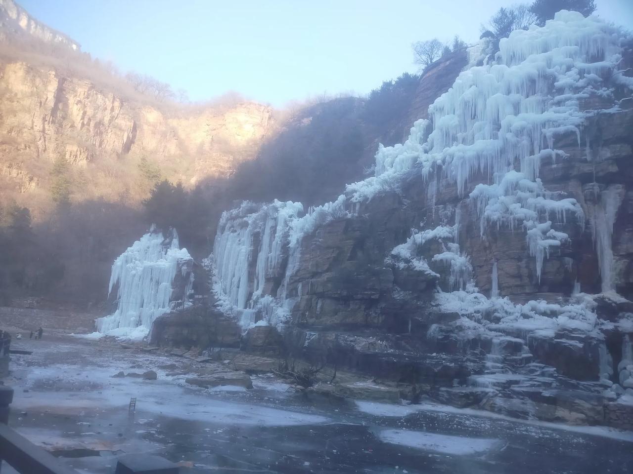 天柱沟大峡谷的冰挂群，听着就特别吸引人呢。它就在河南辉县市南寨镇柿园村，重要的是