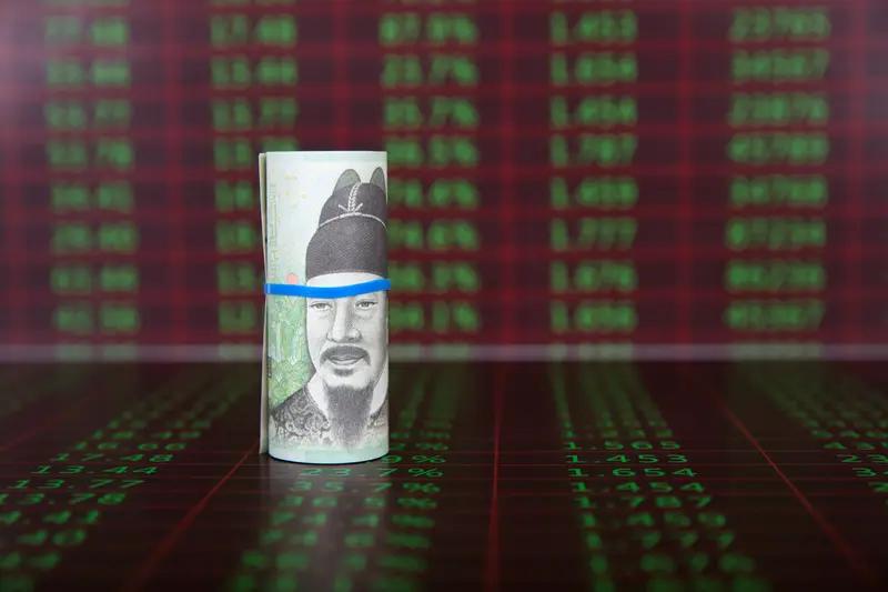 韩国股市暴跌，韩国政府可得好好想想办法了。首先，政府可以考虑降低利率，刺激投资。