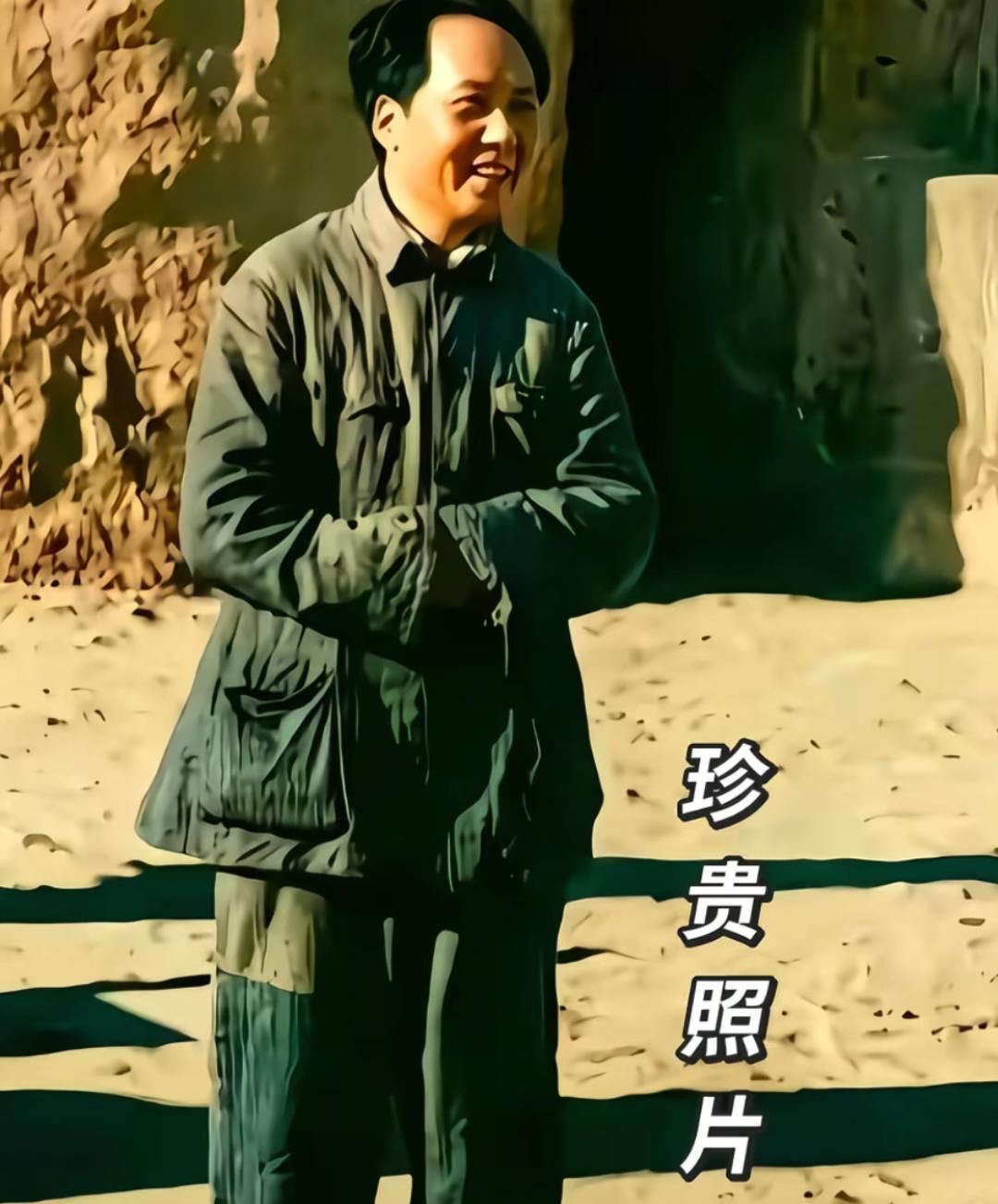这张照片拍摄于1942年延安枣园。当时抗日战争进入最艰难时期，日军反复扫荡，国民