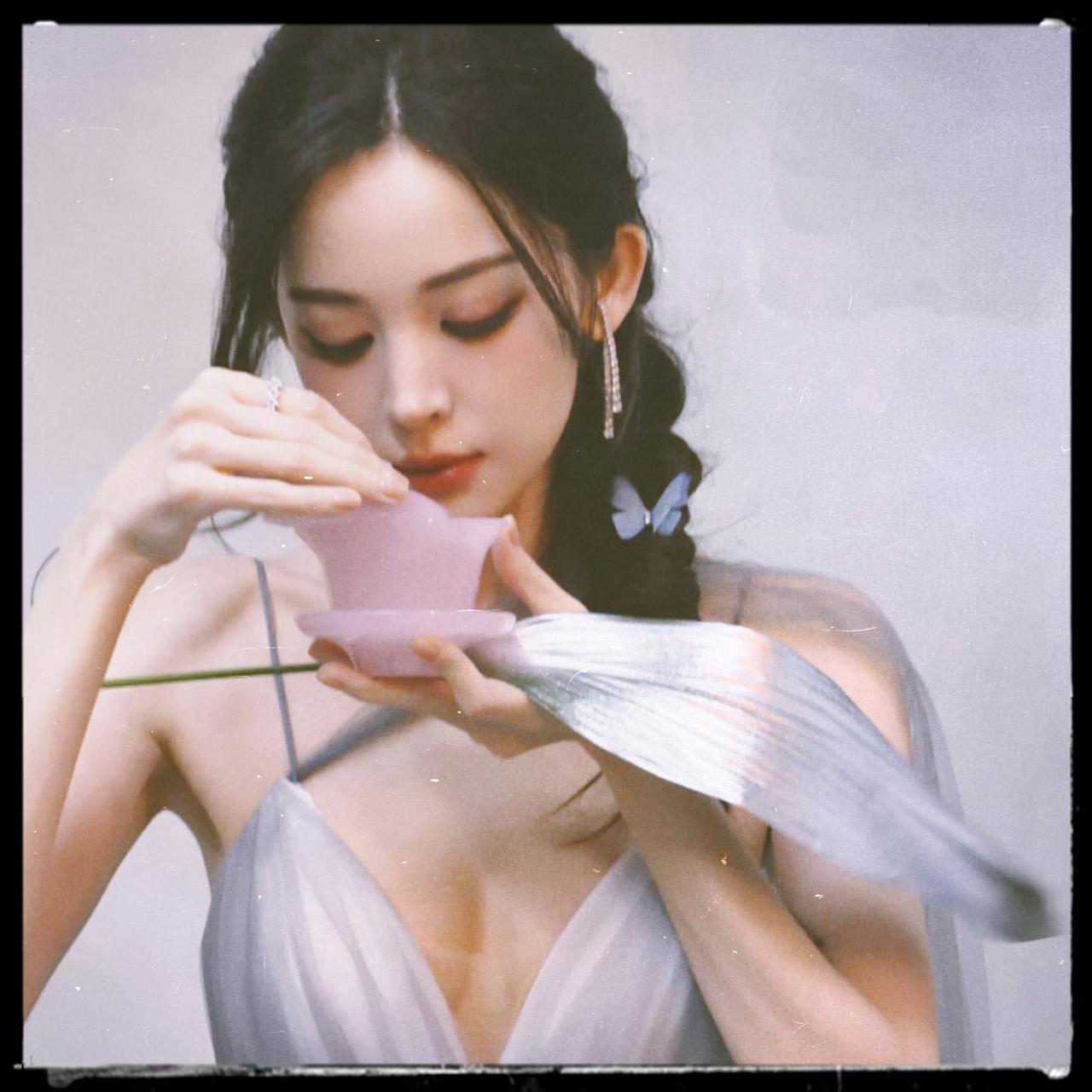 今天也是被美貌暴击的一天[飞吻]
古力娜扎