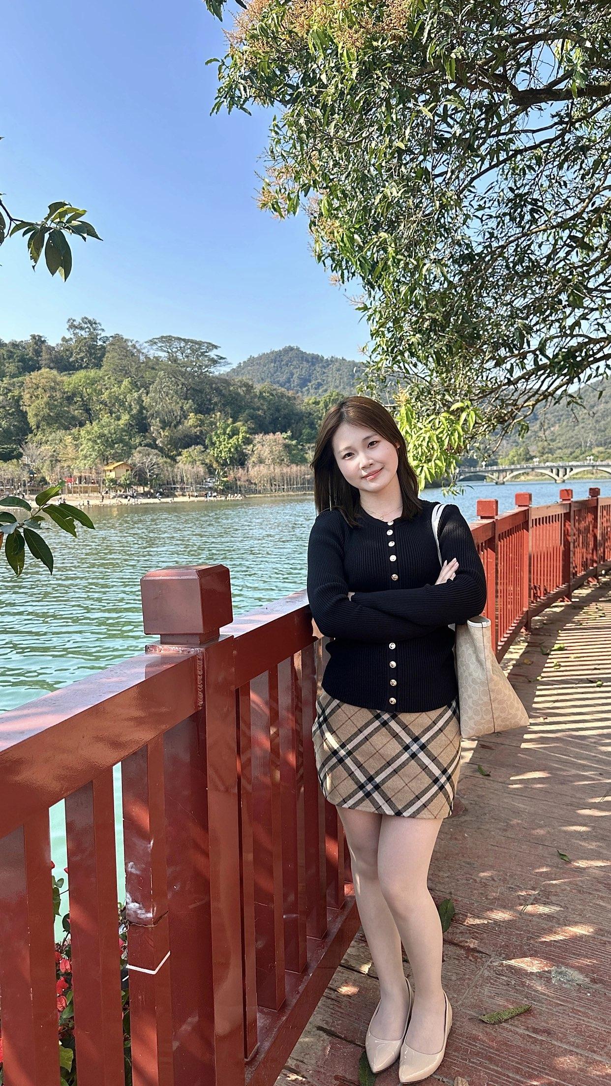 清雅脱俗的美到底长啥样？樱花树下，咖啡相伴，春日美好时光